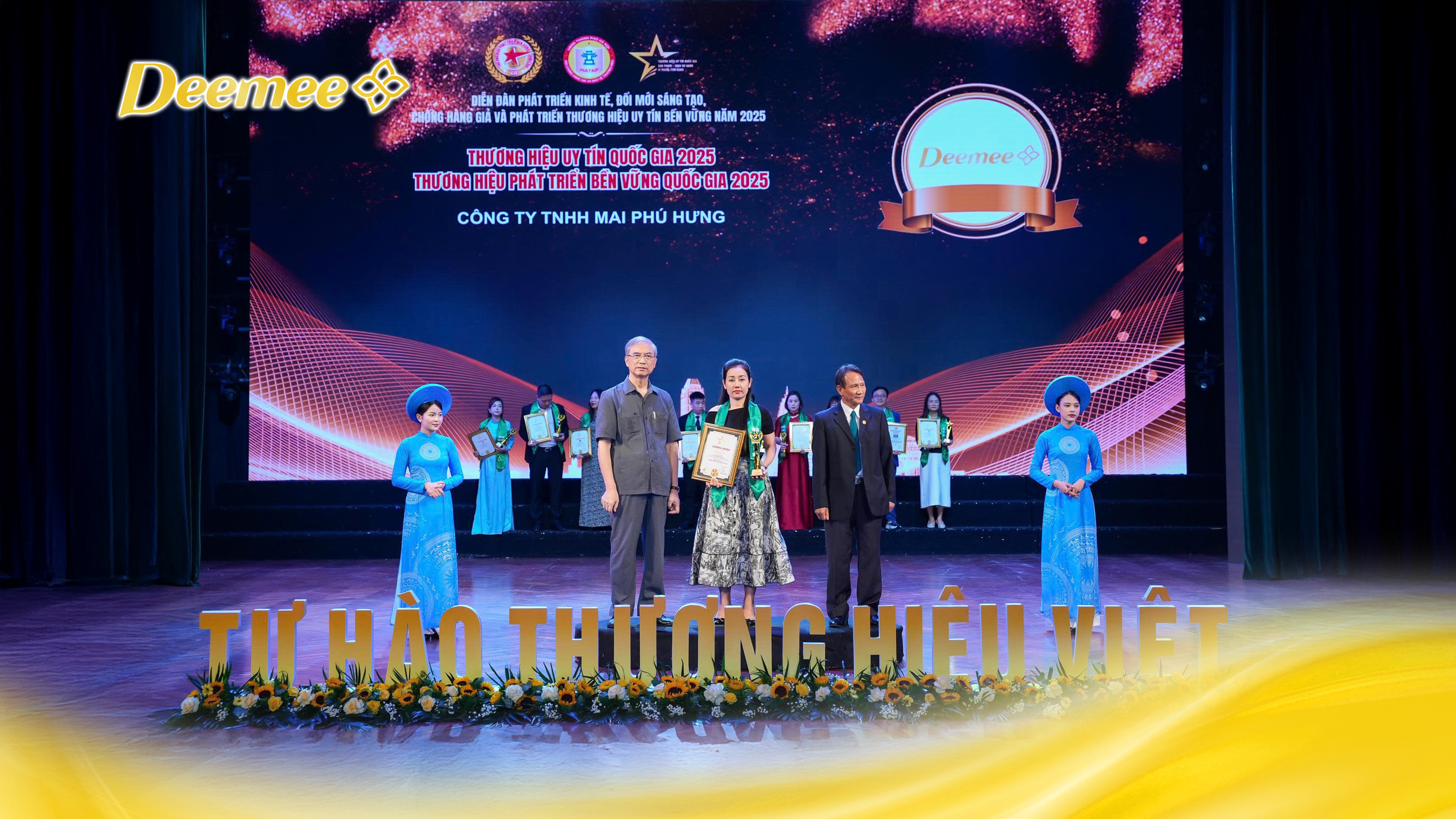 Buổi lễ trao giải thương hiệu uy tín 2025 và Deemee được xướng tên trong top 10 Thương hiệu Uy tín quốc gia 2025