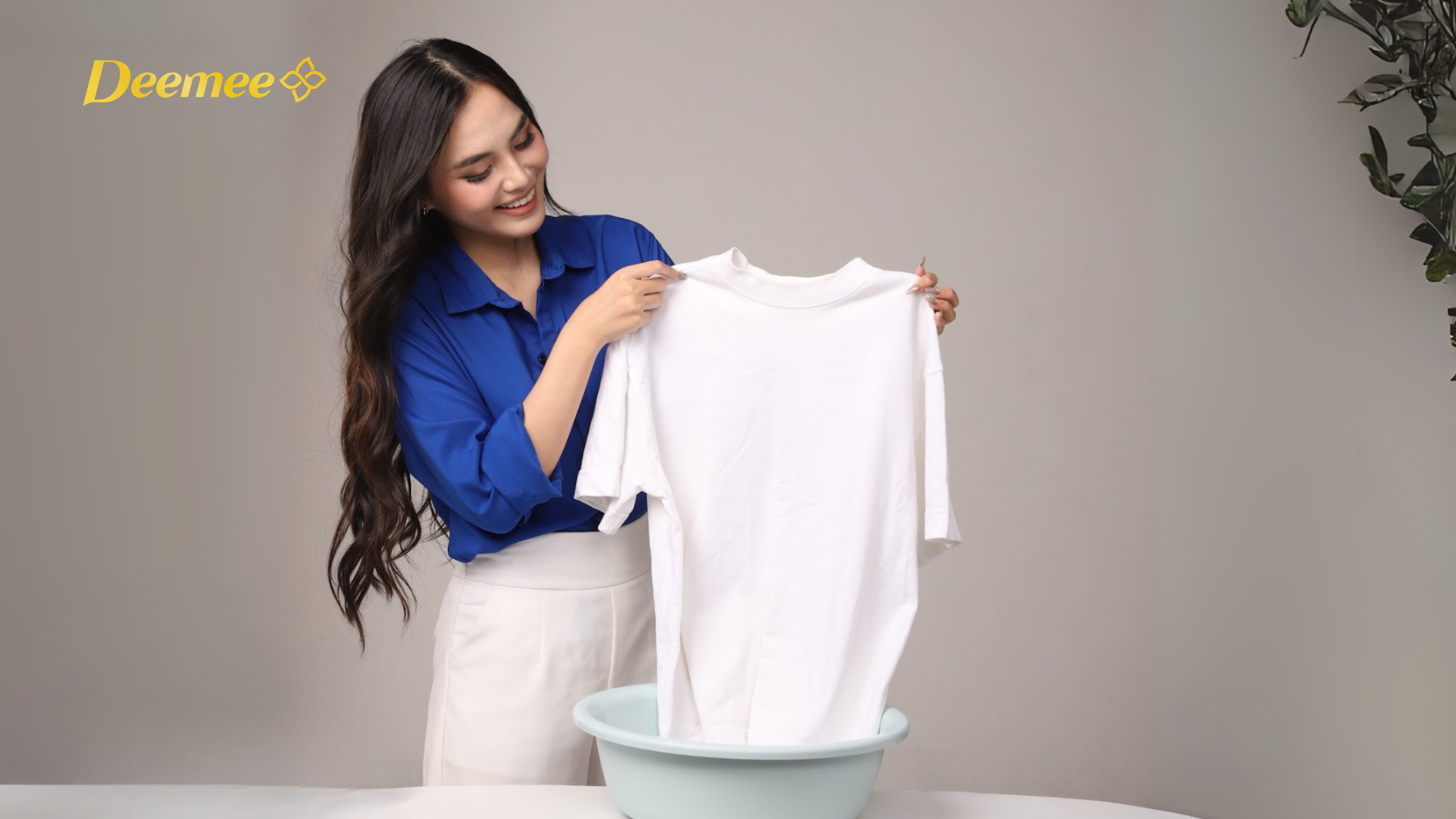 Chị gái đang vui vẻ với chiếc áo thun trắng được giặt trắng tinh