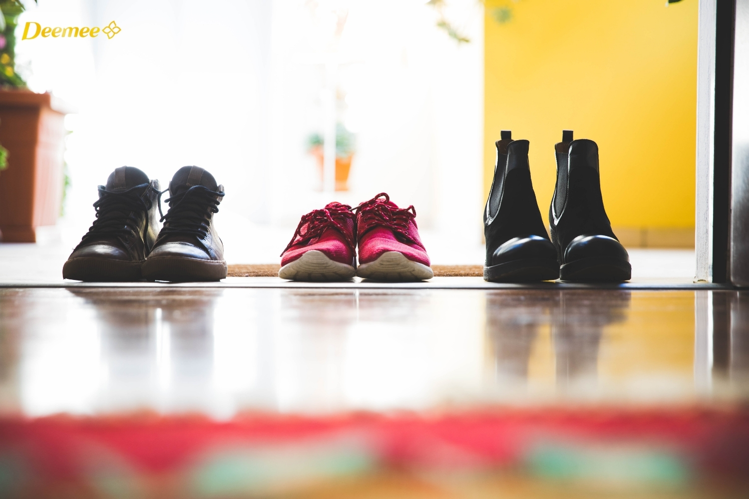 Để giày dép bên ngoài là mẹo đầu tiên để có một sàn nhà an toàn cho bé sơ sinh.