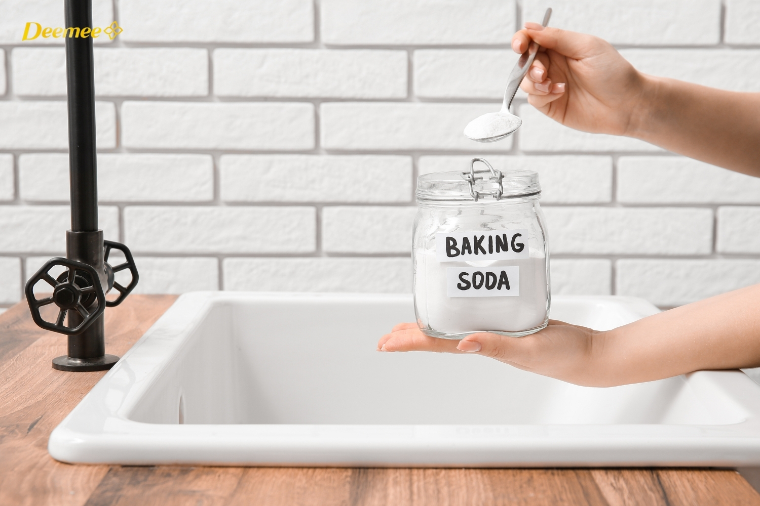 Một mẹo vệ sinh nhà bếp hiệu quả là dùng baking soda để làm sạch và đánh bóng bồn rửa inox.