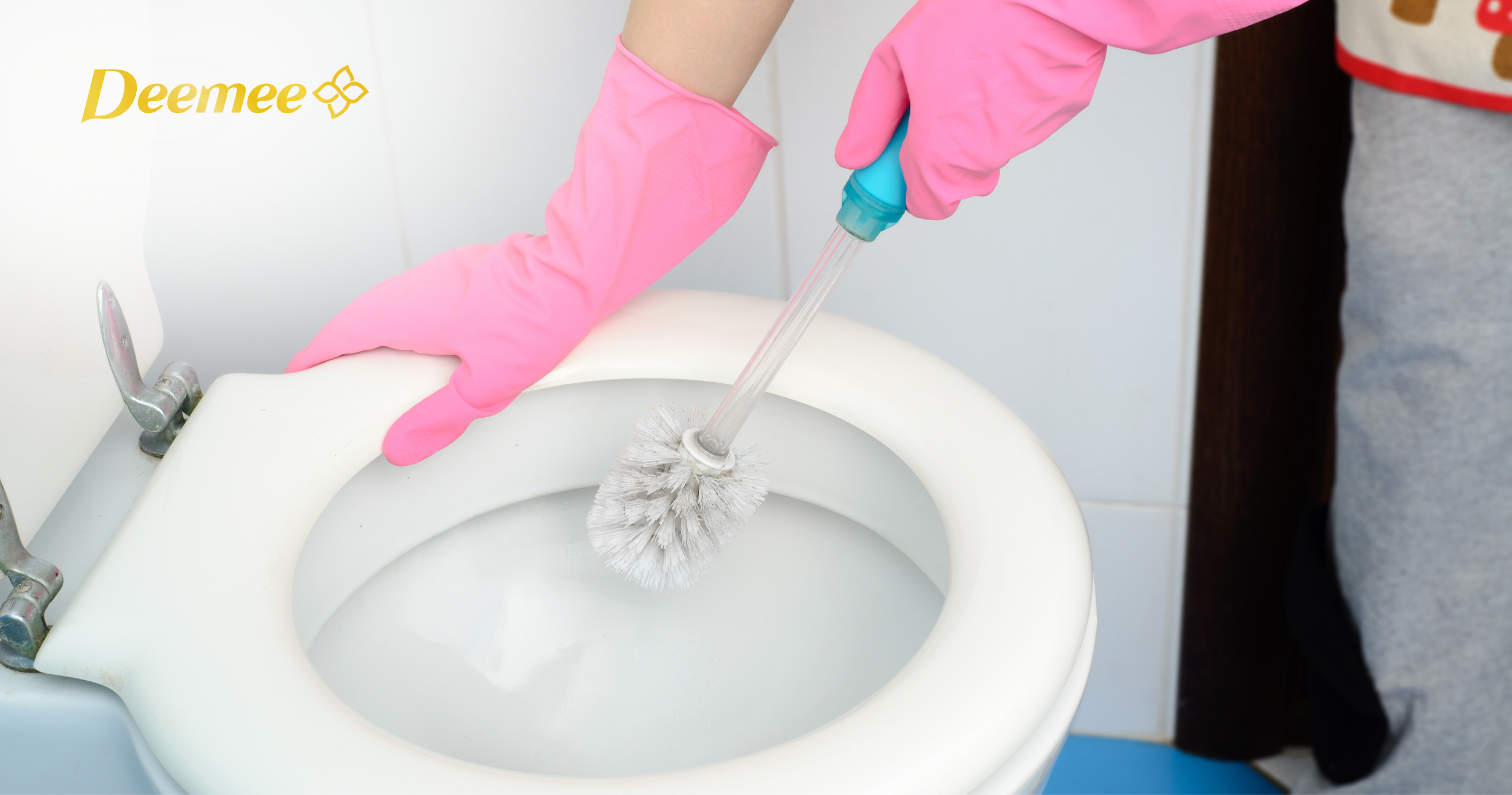 Mot_nguoi_dang_giat_tay_quan_ao