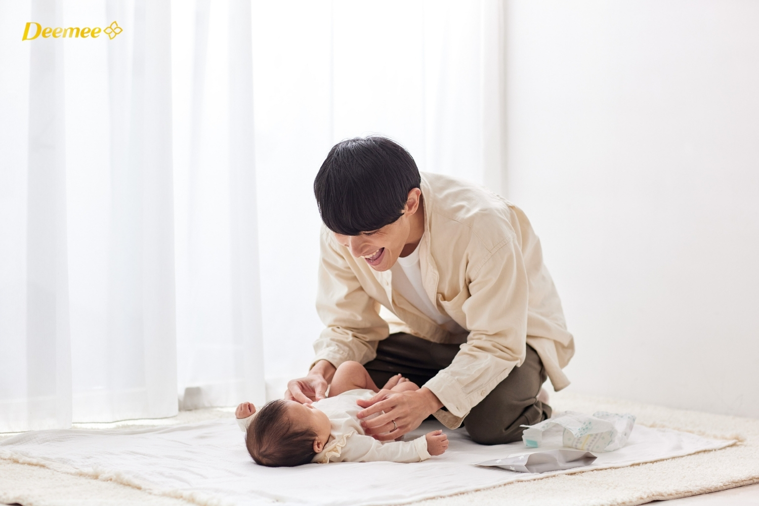 Sử dụng thảm chơi là một mẹo lau sàn nhà an toàn cho bé bằng cách tạo ra một khu vực vui chơi riêng biệt.